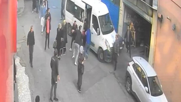 Kağıthanede servis şoförüne levyeli saldırı: Ölümden döndü Dehşet anları kamerada