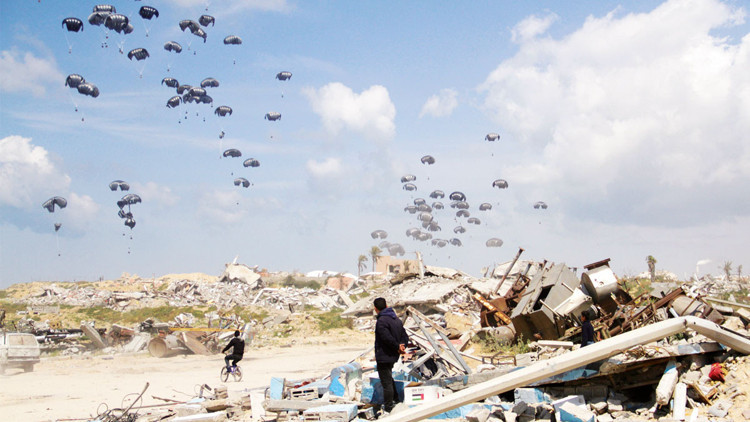 Havadan yardım fiyaskosu: Paketlere ulaşmak isterken 18 kişi öldü Havadan yardım fiyaskosu: Paketlere ulaşmak isterken 18 kişi öldü