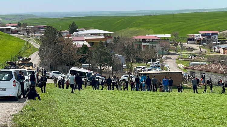Diyarbakırda oy verme işlemi sırasında kavga; 1 ölü, 2si ağır 12 yaralı Diyarbakırda oy verme işlemi sırasında kavga; 1 ölü, 2si ağır 12 yaralı