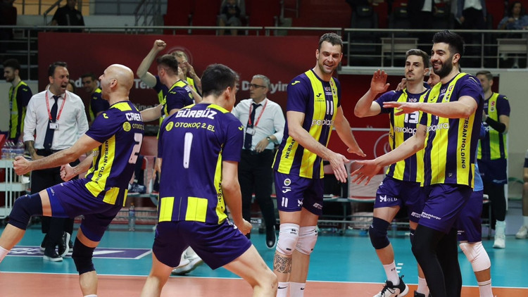 Fenerbahçe Parolapara, Ziraat Bankkartı 3-2 yenip avantajı kaptı