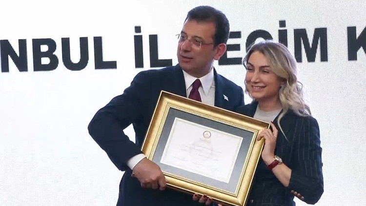 Ekrem İmamoğlu mazbatasını aldı