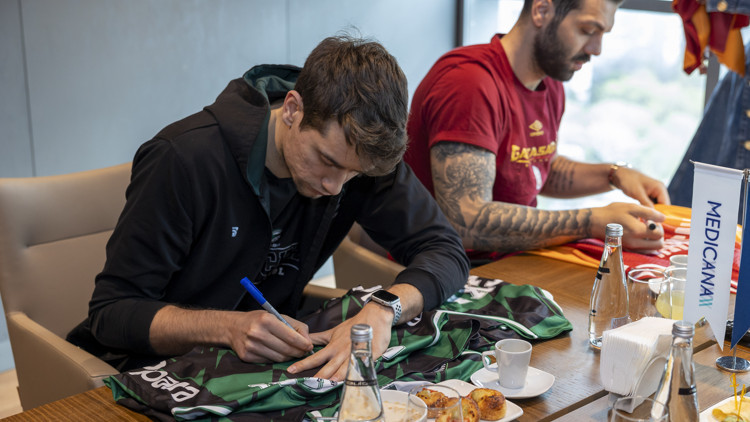 Ünlü basketbolculardan kanser hastalarına anlamlı ziyaret