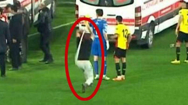 Korner direğiyle saldırıya uğrayan Altay kalecisi, sanıktan şikayetçi olmadı Korner direğiyle saldırıya uğrayan Altay kalecisi, sanıktan şikayetçi olmadı