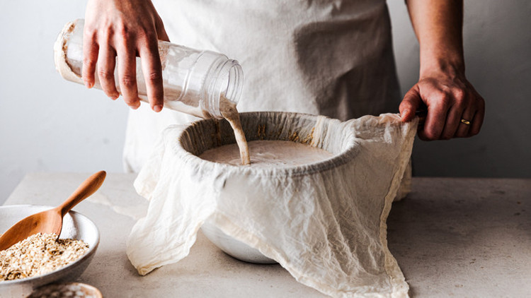 TikTok’un yeni akımı uzmanları tedirgin etti... Yulafı birkaç malzeme ile karıştırıp sabah akşam içiyorlar ama…