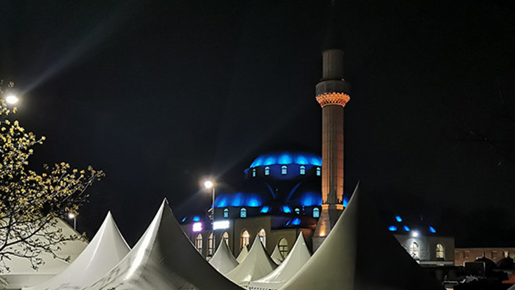 Camiler doldu taştı