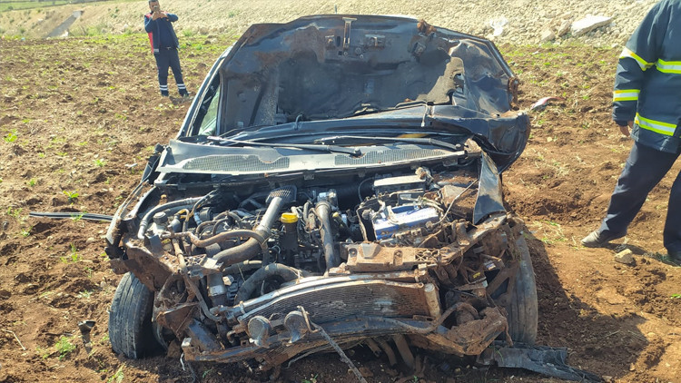 Lastik patladı, otomobil hurdaya döndü: 2 yaralı