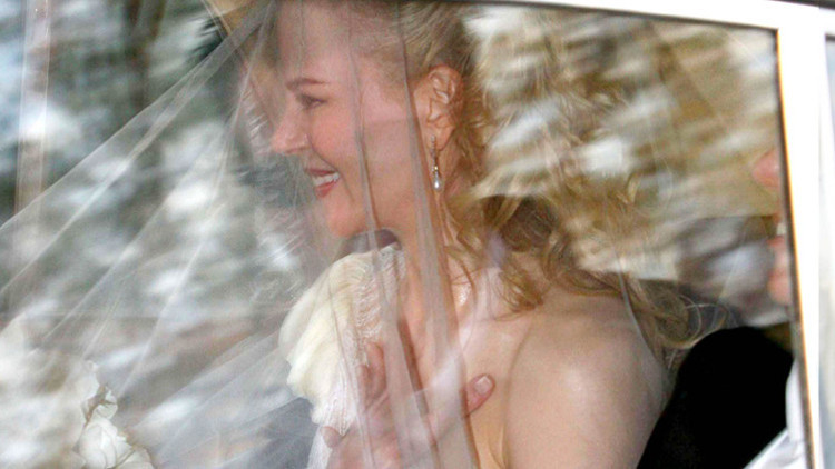 Kendi düğününe giderken yol boyunca durmadan ağladı... Sabahın beşinde elinde çiçeklerle kapısına dayanmıştı