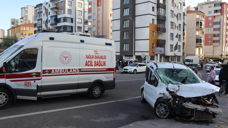 Kayseride işçi servisi kaza yaptı 1 ölü, 5 yaralı