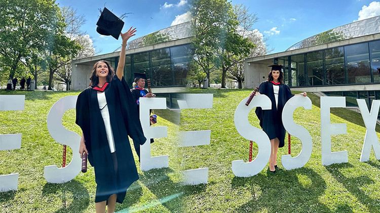 Cüppe giydi, kep attı... Ünlü oyuncu mezun oldu