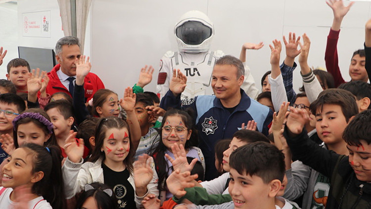 23 Nisan’ın ilk etkinliği TBMM bahçesinde başladı