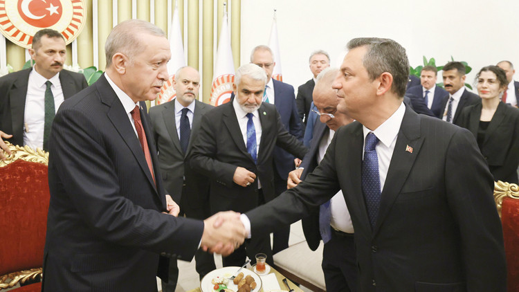 Bayramda sürpriz buluşma.. 8 yıl sonra ilk Bayramda sürpriz buluşma.. 8 yıl sonra ilk