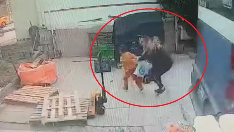 Ankarada panik anları: Anne ve 2 çocuğu, dolmuşun altında kalmaktan son anda kurtuldu
