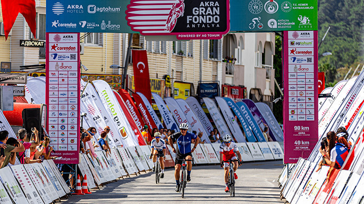 Bisiklet tutkunları AKRA Gran Fondo Antalyada bir araya geldi