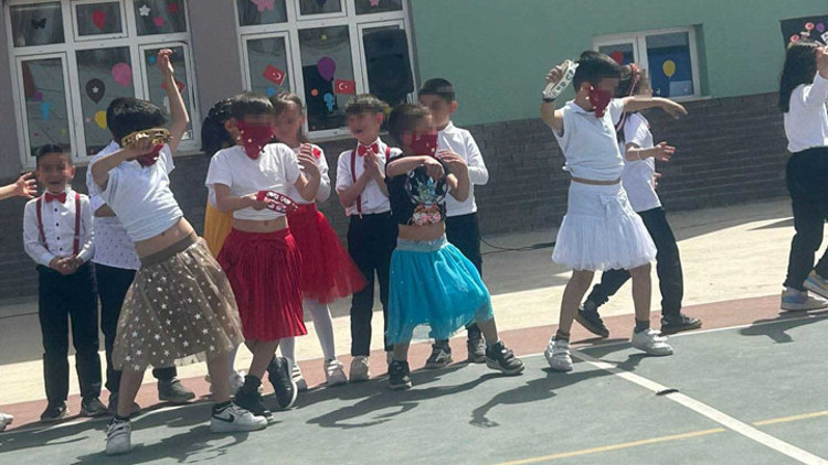 23 Nisanda erkek öğrencilerin etek giyip peçe taktığı gösteriyle ilgili okul yönetimi ve öğretmenlere soruşturma
