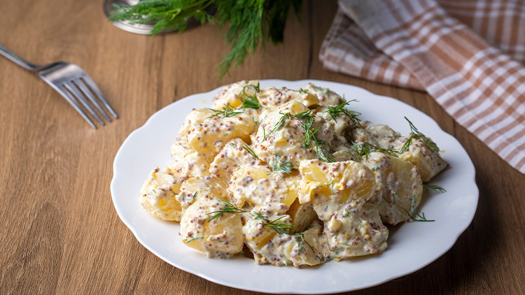 Süzme yoğurt ve hardallı patates salatası tarifi