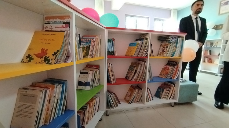 Suriye sınırındaki okula İzmir’den kitap bağışı Suriye sınırındaki okula İzmir’den kitap bağışı