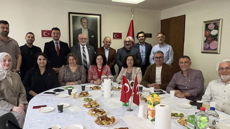 Bayrağını kap, sen de gel