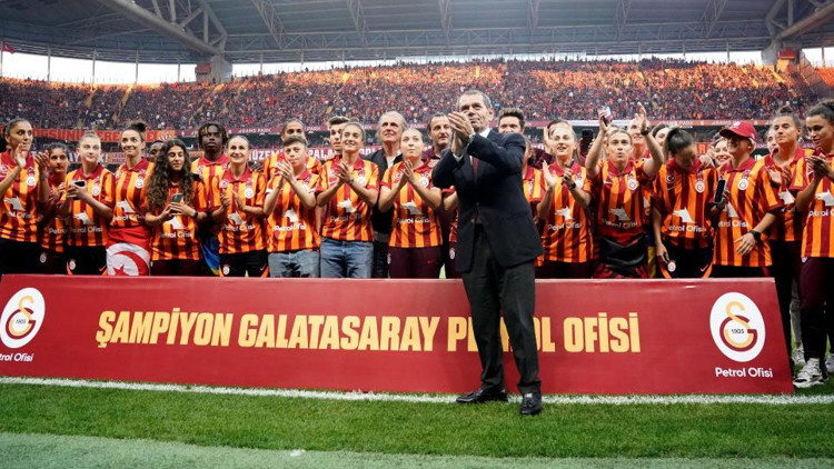 Şampiyon olan Galatasaray Kadın Futbol Takımı, taraftarla buluştu Şampiyon olan Galatasaray Kadın Futbol Takımı, taraftarla buluştu