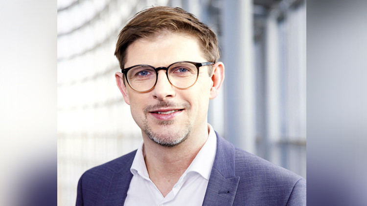 Almanya politikacılara şiddeti konuşuyor AP milletvekilini dövdüler Almanya politikacılara şiddeti konuşuyor AP milletvekilini dövdüler