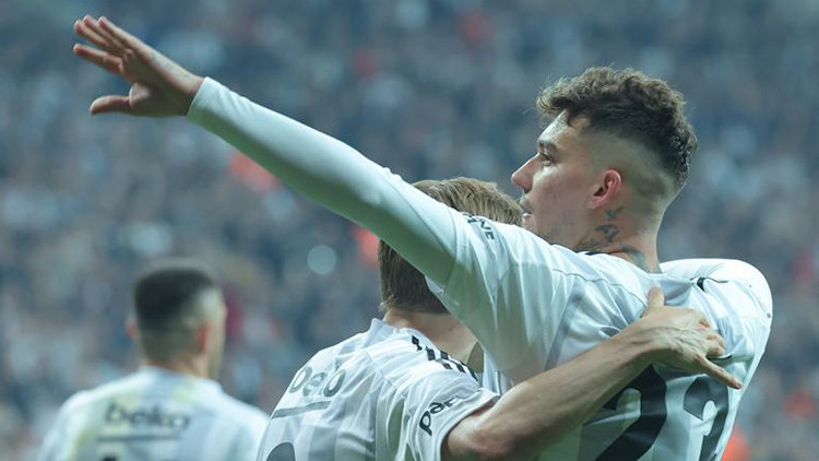 Ernest Muçi: Bu takım bu atmosferi her maç hak ediyor Ernest Muçi: Bu takım bu atmosferi her maç hak ediyor