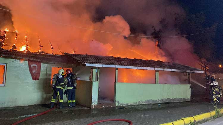 Alkol aldıktan sonra annesi içerideyken evi ateşe verdi Alkol aldıktan sonra annesi içerideyken evi ateşe verdi