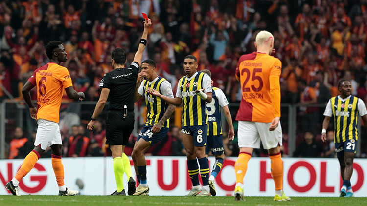 Galatasaray-Fenerbahçe maçında çok konuşulan karar Kırmızı kart sonrası yoğun itiraz...