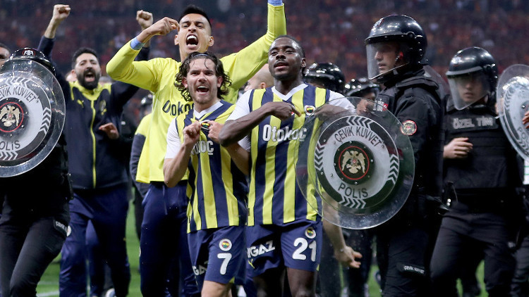 Galatasaray - Fenerbahçe derbisinin son düdüğüyle ortalık karıştı Galatasaray - Fenerbahçe derbisinin son düdüğüyle ortalık karıştı