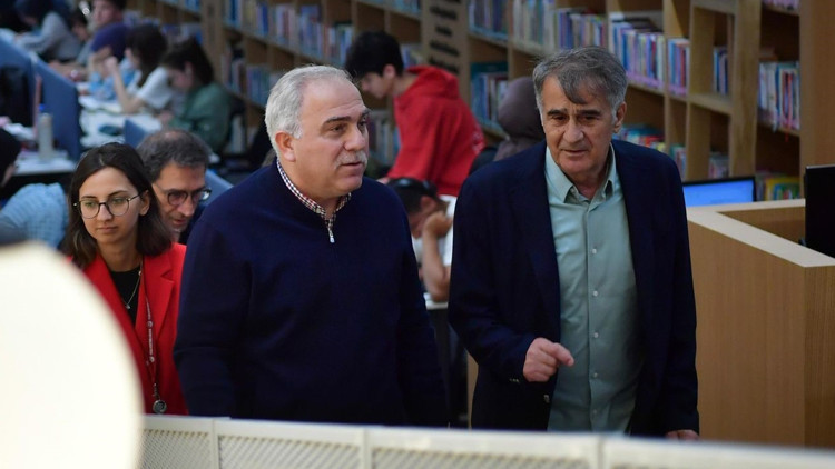 Şenol Güneşten kütüphane ziyareti