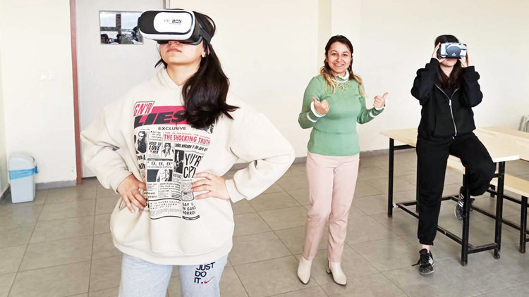 Matematik dersini ‘metaverse’ dünyasına taşıdı Matematik dersini ‘metaverse’ dünyasına taşıdı