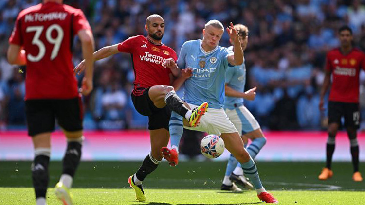 Manchester United, Manchester Cityyi devirip kupayı kazandı Altay Bayındır...
