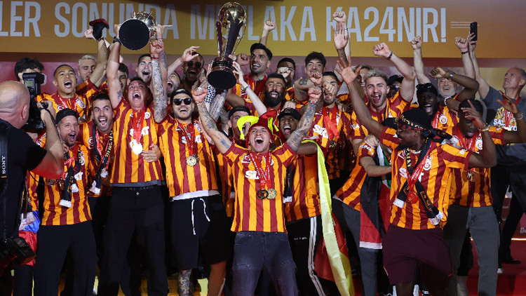 Galatasaray’ın 102 puanla kazandığı şampiyonluk tüm dünyanın dilinde Galatasaray’ın 102 puanla kazandığı şampiyonluk tüm dünyanın dilinde