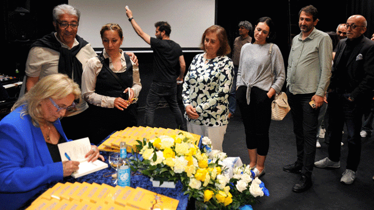 Esma Arslan, yeni kitabını tiyatral okumayla tanıttı Esma Arslan, yeni kitabını tiyatral okumayla tanıttı