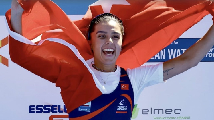 Fenerbahçeli Elis Özbay tarihe geçti Olimpiyatlarda ülkemizi temsil edecek ilk kadın kürek sporcusu...
