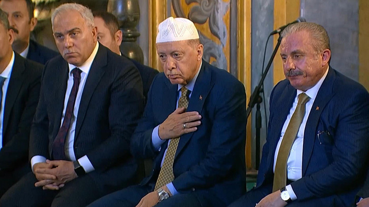 Cumhurbaşkanı Erdoğan, Ayasofya Camiinde hafızlık öğrencilerinin icazet törenine katıldı Cumhurbaşkanı Erdoğan, Ayasofya Camiinde hafızlık öğrencilerinin icazet törenine katıldı