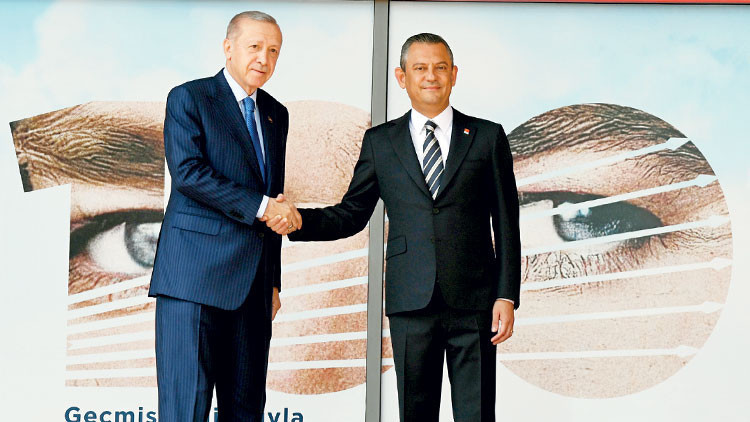 Cumhurbaşkanı Erdoğandan 18 yıl sonra CHPye ziyaret: 12. katta 1.5 saat sıcak görüşme Cumhurbaşkanı Erdoğandan 18 yıl sonra CHPye ziyaret: 12. katta 1.5 saat sıcak görüşme