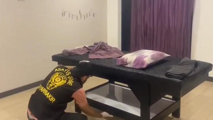 Masaj salonu adı altında fuhuş Polis baskınıyla yakalandılar: 8 kişi tutuklandı Masaj salonu adı altında fuhuş Polis baskınıyla yakalandılar: 8 kişi tutuklandı