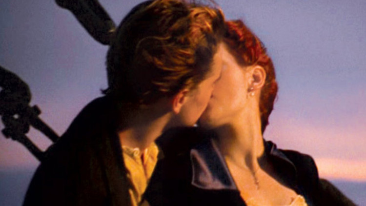 İki öpüşme arasında makyaj yapıyordum... Tam bir kâbus gibiydi İki öpüşme arasında makyaj yapıyordum... Tam bir kâbus gibiydi