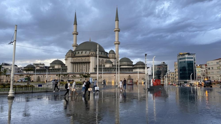 İstanbul ve Ankarada sağanak yağış etkili oldu
