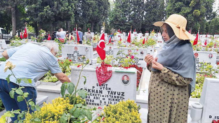 Şehitliklerde hüzün vardı Şehitliklerde hüzün vardı