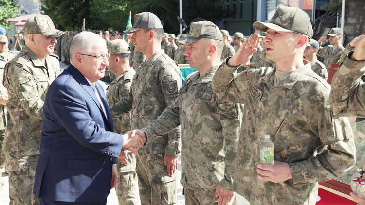 Mehmetçikle bayramlaştı Mehmetçikle bayramlaştı