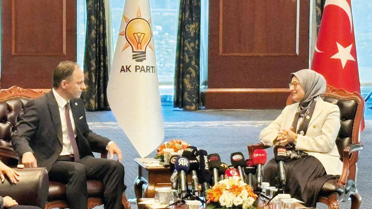 Partilerde bayramlaşma... Bayramın gündemi geçim Partilerde bayramlaşma... Bayramın gündemi geçim