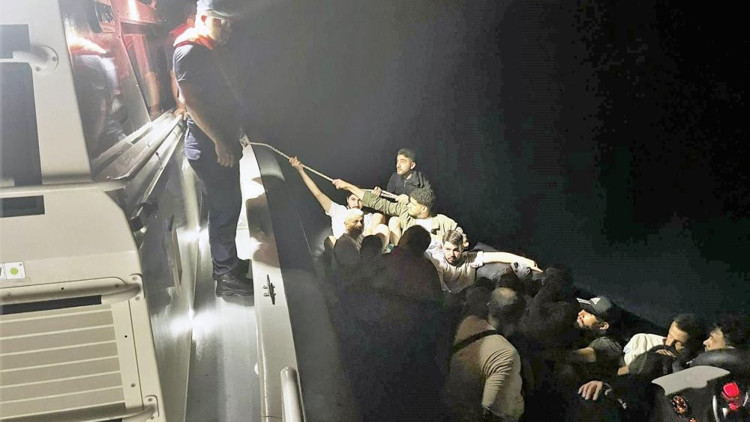 Fethiye’de 17 düzensiz göçmen ve bir göçmen kaçakçısı yakalandı Fethiye’de 17 düzensiz göçmen ve bir göçmen kaçakçısı yakalandı