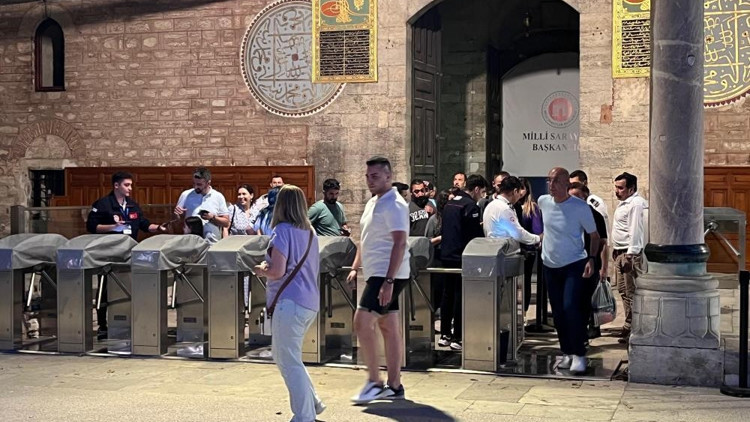 Topkapı Sarayı’nın kapıları ilk kez gece ziyaretlerine açıldı Topkapı Sarayı’nın kapıları ilk kez gece ziyaretlerine açıldı