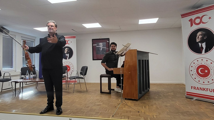 Frankfurt’ta söyleşili müzik akşamı
