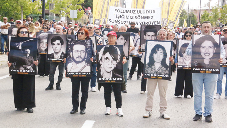 Madımak ateşi hâlâ yakıyor... 31. yıl karanfili Madımak ateşi hâlâ yakıyor... 31. yıl karanfili