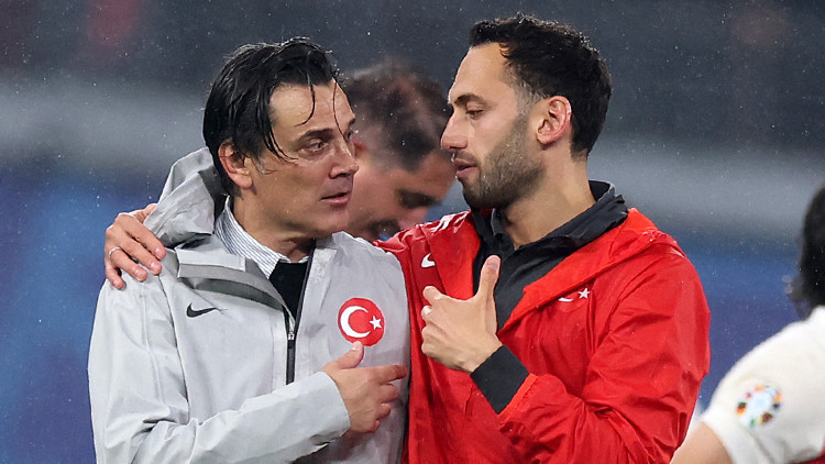 Hakan Çalhanoğlu soyunma odasında yapılan konuşmayı anlattı Hakan Çalhanoğlu soyunma odasında yapılan konuşmayı anlattı
