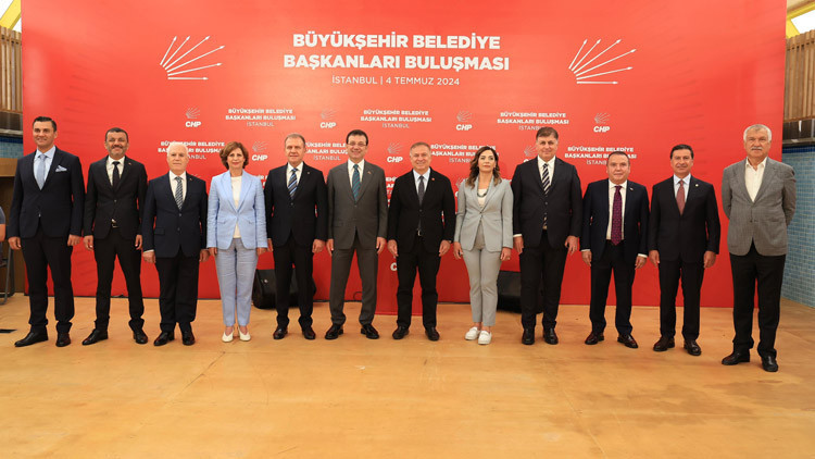 CHPli büyükşehir belediye başkanları İstanbulda bir araya geldi