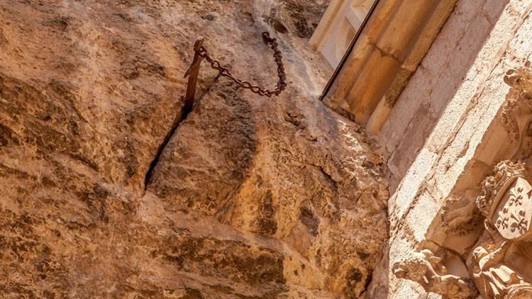 Fransada 1300 yıllık efsanevi kılıç çalındı
