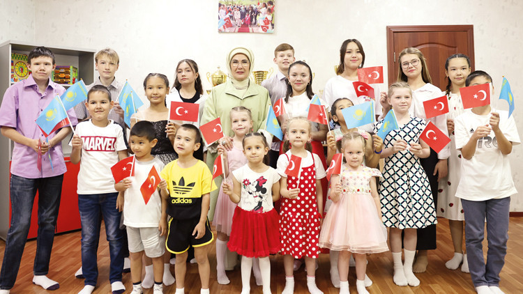 Emine Erdoğan Astana’da yetimleri kucakladı
