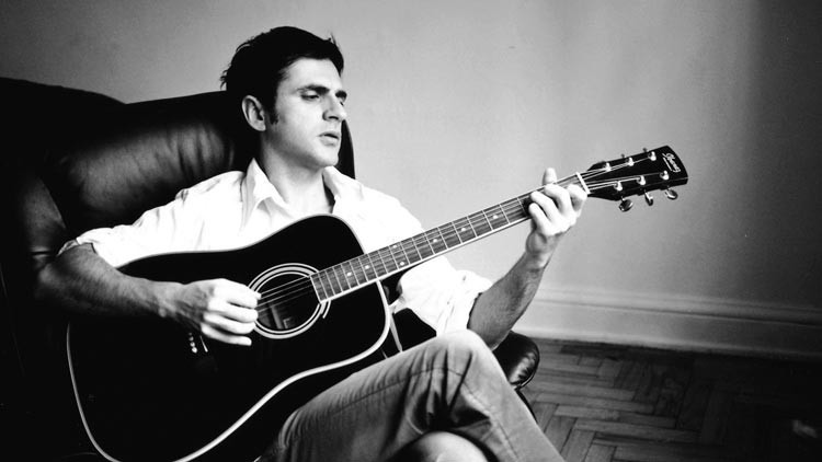 30 yıllık gitarı açık artırmada 30 yıllık gitarı açık artırmada